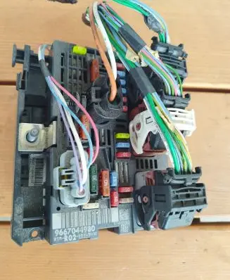 Peugeot 3008 I Fuse module 9667044980