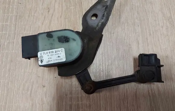 Audi Q7 4L Headlight/headlamp level sensor 7L0616214C