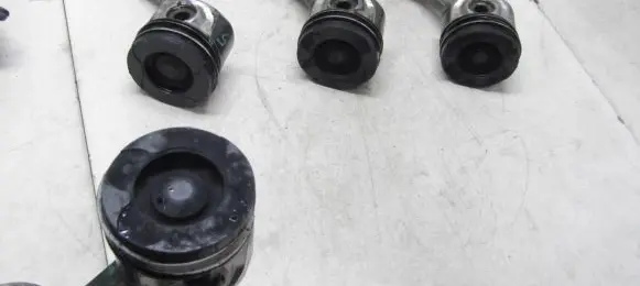 Toyota Avensis T270 Piston with connecting rod