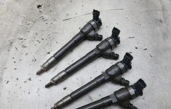 Nissan Qashqai Fuel injectors set KRIS235789
