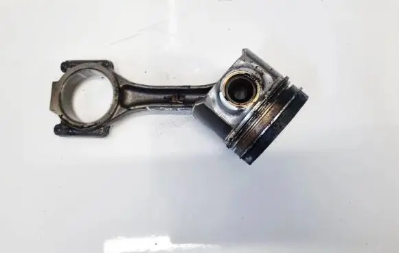 Mitsubishi Outlander Piston with connecting rod