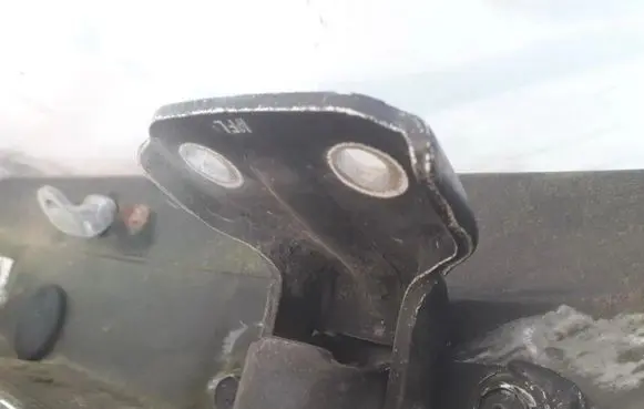 Hyundai Lantra I Rear door lower hinge
