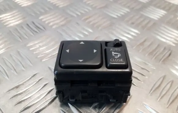 Nissan Juke I F15 Wing mirror switch
