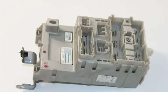 Toyota RAV 4 (XA20) Fuse module 8273342081