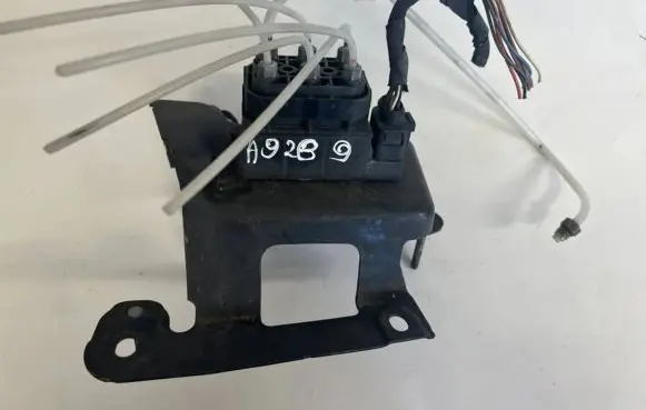 Mercedes-Benz ML W164 Air suspension control unit module (rear) a2513200058 102691