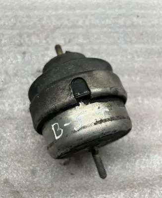 Volkswagen PASSAT B5 Engine mount bracket 8D0199382