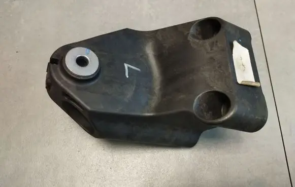 Engine mounting bracket