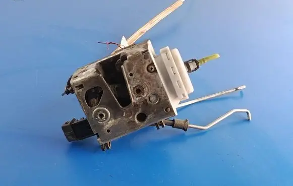Audi A6 S6 C4 4A Front door lock 4A1837016D