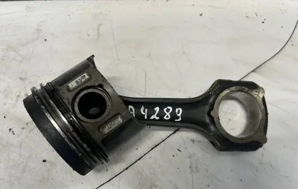 Mercedes-Benz E W211 Piston with connecting rod
