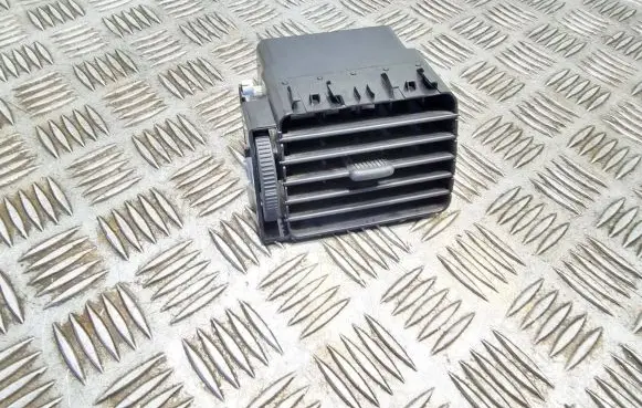 Volkswagen PASSAT B7 Dashboard side air vent grill/cover trim