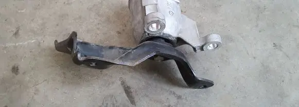 Nissan Murano Z51 Engine mount bracket