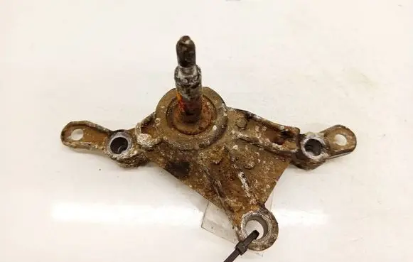 Nissan Primera Engine mounting bracket