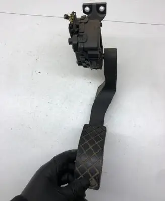 Accelerator throttle pedal