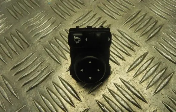 Nissan Qashqai Electric window control switch 255704EA1B T3591