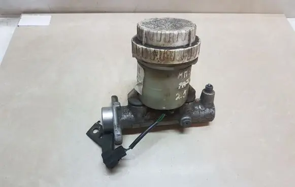 Mitsubishi Pajero Sport I Brake fluid reservoir 