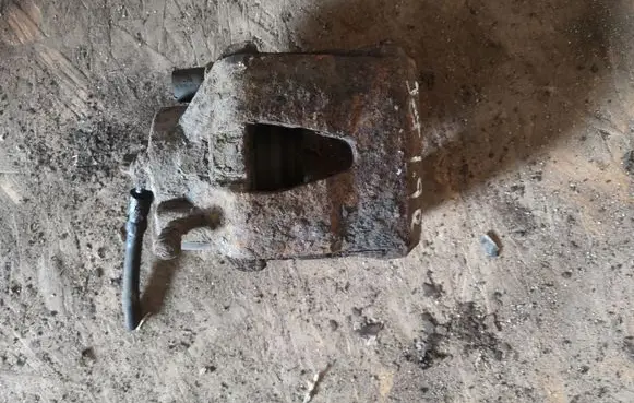 Volkswagen Jetta V Front brake caliper