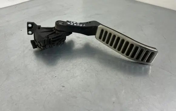 Volkswagen Touareg II Accelerator throttle pedal 7L0723507E