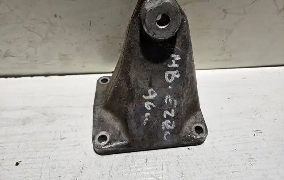 Engine mounting bracket