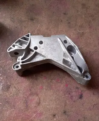 Volkswagen PASSAT B7 Engine mounting bracket 06J199207P