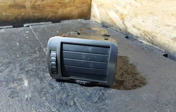 Skoda Superb B5 (3U) Dash center air vent grill 3U0819702A