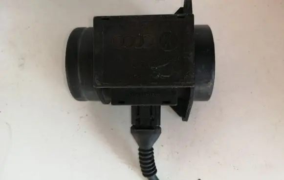 Volkswagen PASSAT B5 Mass air flow meter 074906461