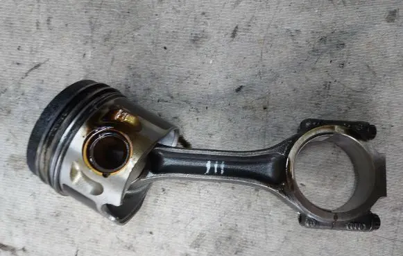 Ford Galaxy Piston with connecting rod