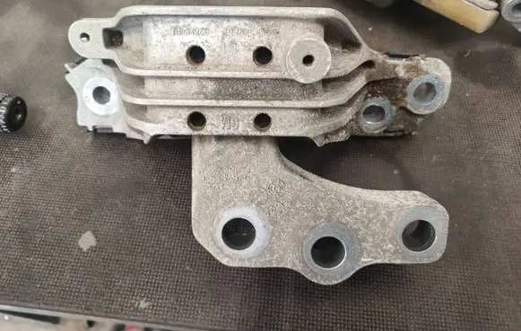 Opel Astra K Gearbox mounting bracket 210411136 586863 39193445