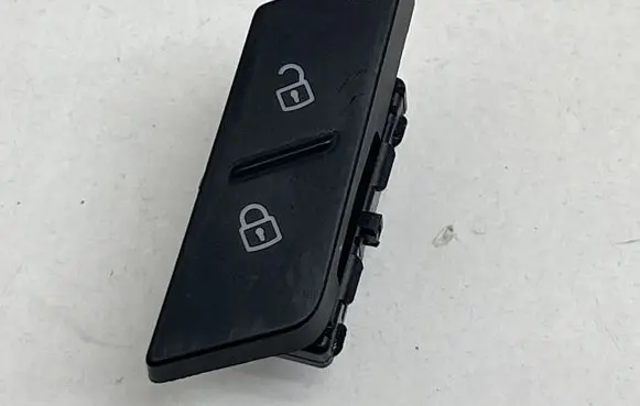 Volkswagen Jetta VII Central locking switch button 17A962125 B5012504S