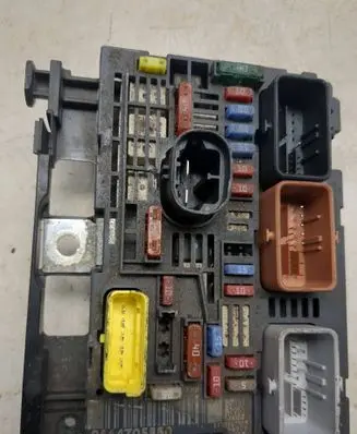 Citroen C4 I Fuse module 9664705880