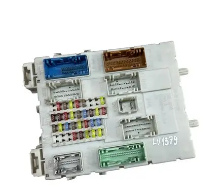 Ford Focus Fuse module EM5T14014HCB AV6T9A340AAA