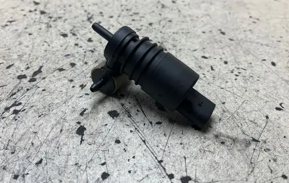 Volkswagen Golf IV Windscreen/windshield washer pump 