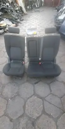 Land Rover Discovery 5 Second row seats 
