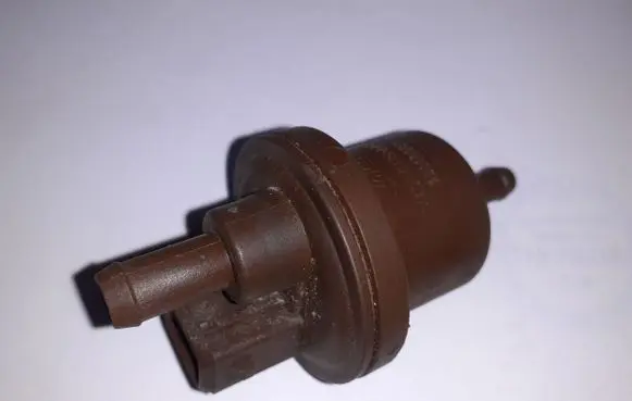 Engine mount vacuum valve