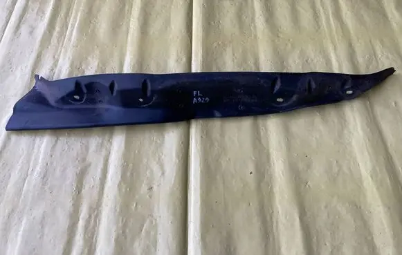 Mercedes-Benz A W169 Front splash guards bracket 1698890325