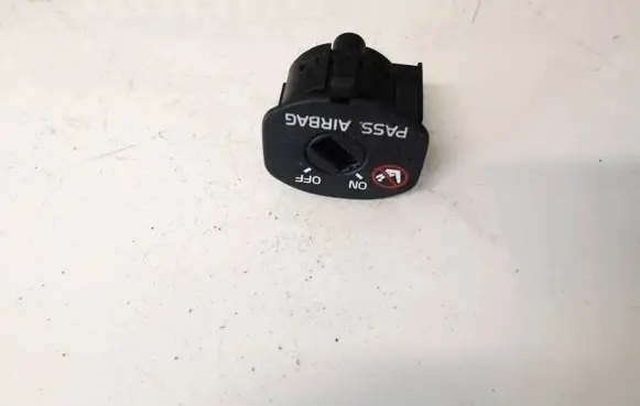 Passenger airbag on/off switch