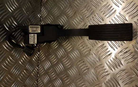 KIA Carens I Accelerator throttle pedal YJ5JSL024 01490827 YJJKAE029