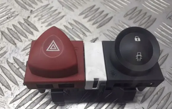 Renault Megane II Hazard warning light relay 8200107808