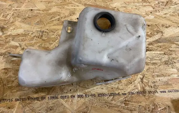 Land Rover Discovery 3 - LR3 Windshield washer fluid reservoir/tank DMB000121