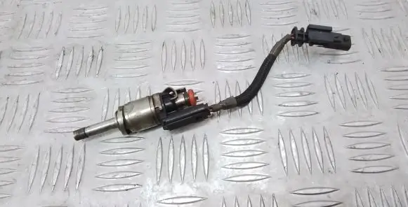 Volvo XC90 Fuel injector 31336653