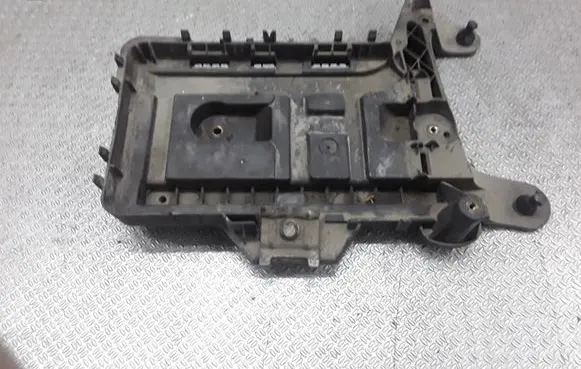 Volkswagen PASSAT B6 Battery tray 