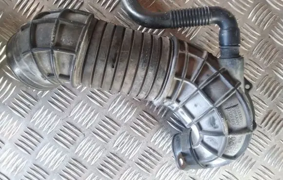 Audi A4 S4 B7 8E 8H Turbo air intake inlet pipe/hose 8E0129615J