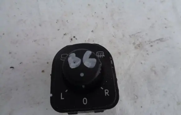 Volkswagen PASSAT B6 Wing mirror switch 6863468