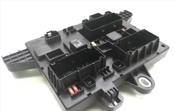 Opel Astra J Fuse module 13343949 1110077AB 365927271