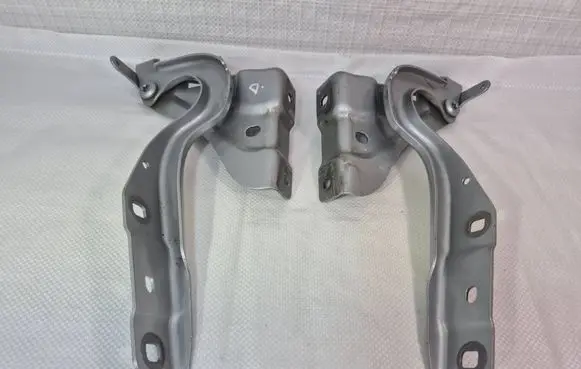Engine bonnet/hood hinges