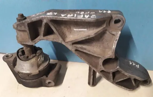 Opel Zafira B Engine mounting bracket 13125634