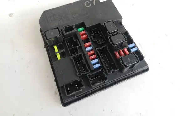 Nissan Juke I F15 Fuse module 284B71KB0B 52683MF07 2261004028