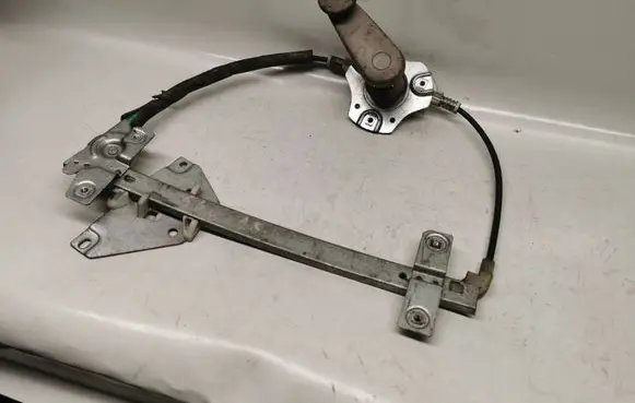 Rear door manual window regulator