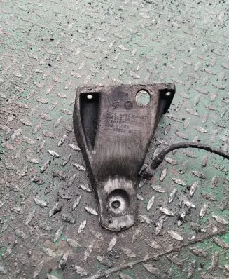 BMW 5 E60 E61 Engine mounting bracket 6766700 1284310