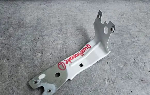 Maserati Quattroporte Fender mounting bracket lllllewybilyqtp