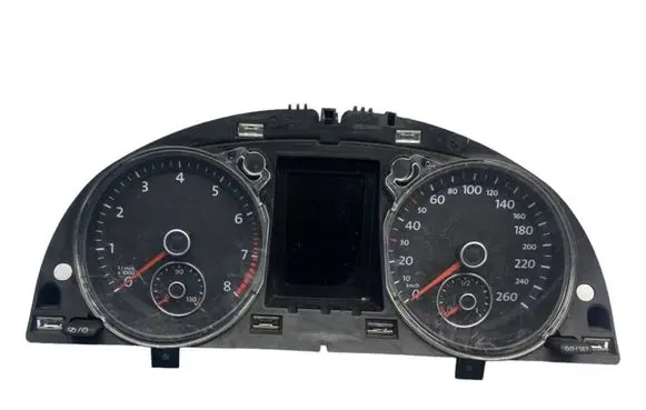 Volkswagen PASSAT B7 Speedometer (instrument cluster) 3AA920870N
